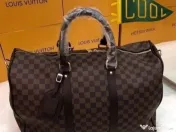 Genti de voiaj Louis Vuitton, model unisex, curea detasabila umăr, feronerie metalica inscriptionata, saculet, etichetă incluse 