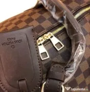 Genti de voiaj Louis Vuitton, model unisex, curea detasabila umăr, feronerie metalica inscriptionata, saculet, etichetă incluse 
