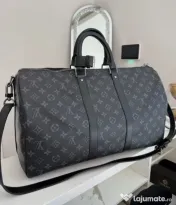 Genti de voiaj Louis Vuitton, model unisex, curea detasabila umăr, feronerie metalica inscriptionata, saculet, etichetă incluse 