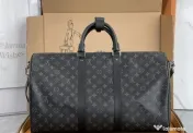 Genti de voiaj Louis Vuitton, model unisex, curea detasabila umăr, feronerie metalica inscriptionata, saculet, etichetă incluse 