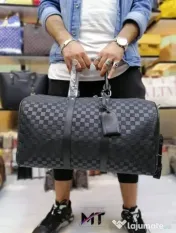 Genti de voiaj Louis Vuitton, model unisex, curea detasabila umăr, feronerie metalica inscriptionata, saculet, etichetă incluse 