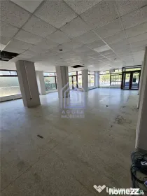 Spatiu cu vitrina la strada.