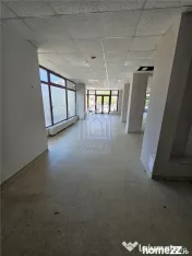 Spatiu cu vitrina la strada.