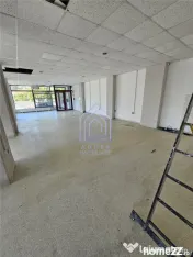 Spatiu cu vitrina la strada.