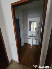 Spatiu cu vitrina la strada.