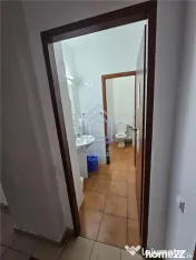 Spatiu cu vitrina la strada.