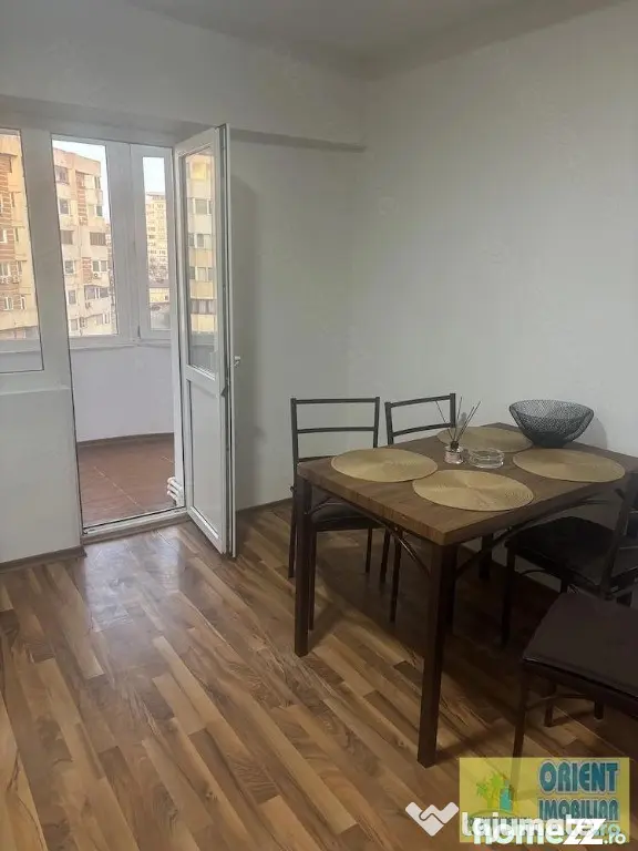Trocadero, de vanzare 2 camere, decomandat, renovat