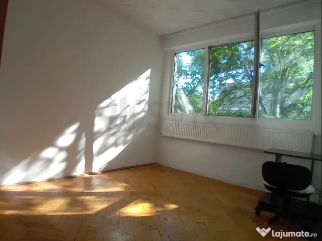 Apartament 3 Camere Semidecomandat langa Metrou Eroii Rev...