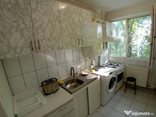 Apartament 3 Camere Semidecomandat langa Metrou Eroii Rev...