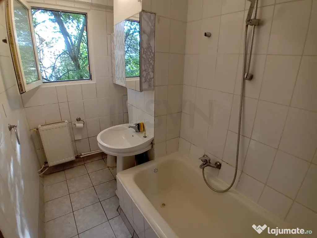 Apartament 3 Camere Semidecomandat langa Metrou Eroii Rev...