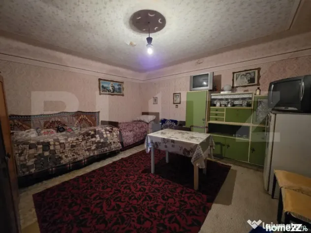 Casa de vanzare cu 2 camere, 74 mp, zona Medisu Aurit Satu M