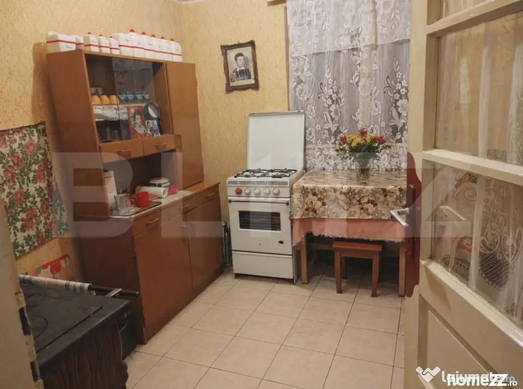 Casa de vanzare cu 2 camere, 74 mp, zona Medisu Aurit Satu M