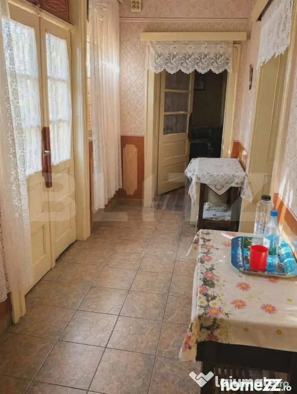 Casa de vanzare cu 2 camere, 74 mp, zona Medisu Aurit Satu M