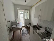 Garsoniera de etaj 3, zona Ceasul Rau 