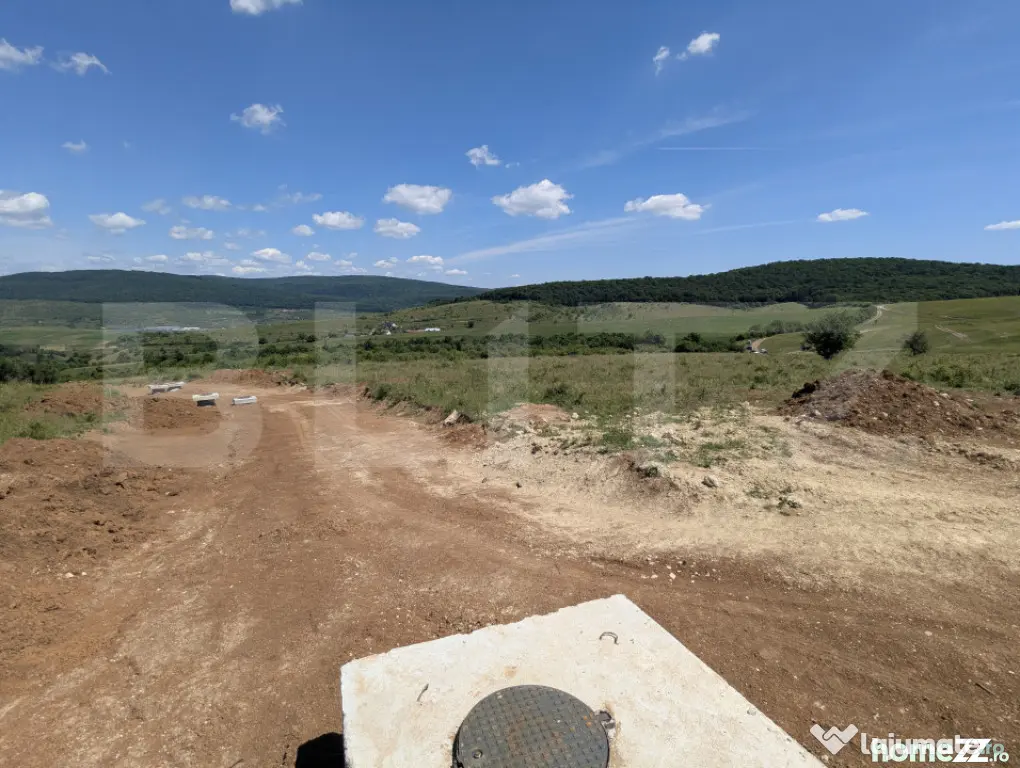 Teren construibil 900 mp în ansamblu privat de case, 12km d