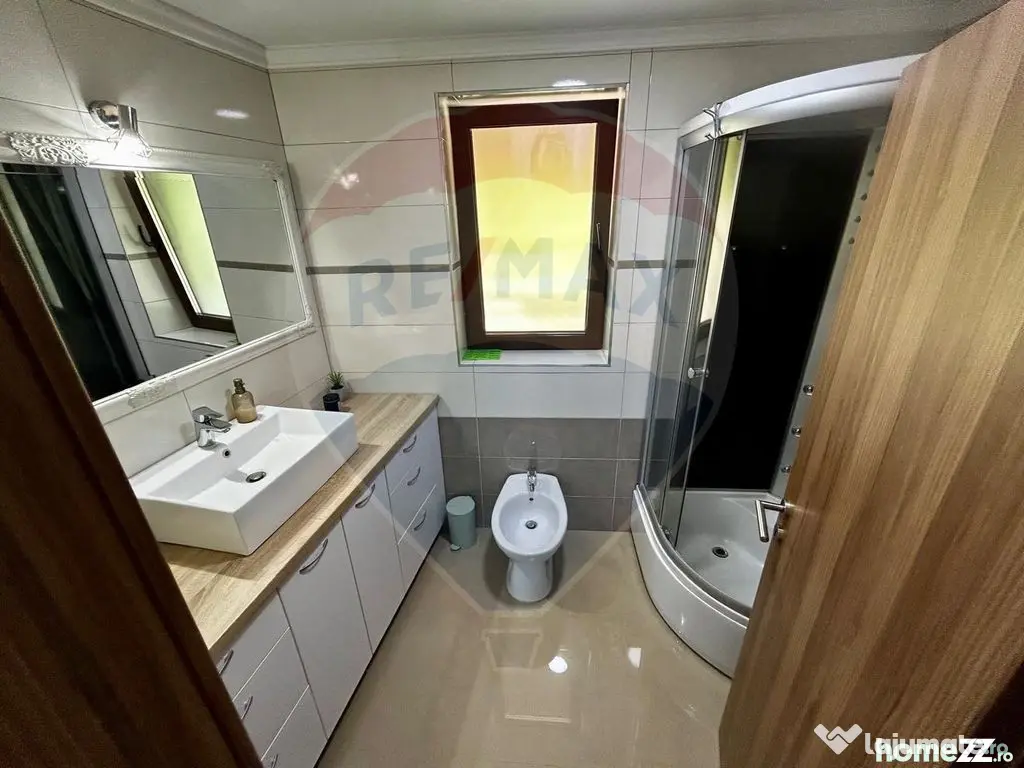 DE INCHIRIAT: Apartament la casa, curte privata si terase...
