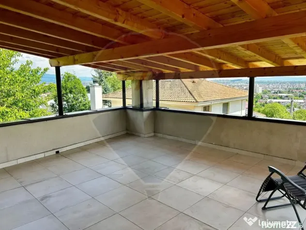 DE INCHIRIAT: Apartament la casa, curte privata si terase...