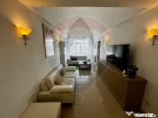 DE INCHIRIAT: Apartament la casa, curte privata si terase... 