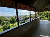 DE INCHIRIAT: Apartament la casa, curte privata si terase... 