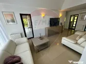 DE INCHIRIAT: Apartament la casa, curte privata si terase...