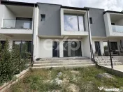 Casă de vânzare într-un triplex I Smeura, strada Olteni I 