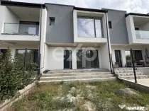 Casă de vânzare într-un triplex I Smeura, strada Olteni I