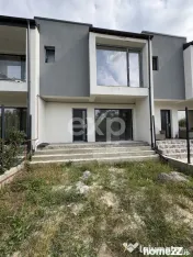 Casă de vânzare într-un triplex I Smeura, strada Olteni I 