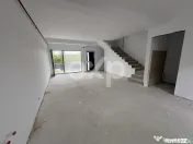 Casă de vânzare într-un triplex I Smeura, strada Olteni I 