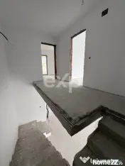 Casă de vânzare într-un triplex I Smeura, strada Olteni I 