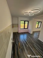 Casa de vanzare cu 2 apartamente in Azuga 
