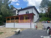 Casa de vanzare cu 2 apartamente in Azuga
