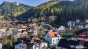 La poalele Tâmpei — vilă contemporană în Schei