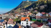 La poalele Tâmpei — vilă contemporană în Schei
