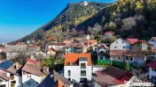 La poalele Tâmpei — vilă contemporană în Schei 