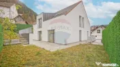 La poalele Tâmpei — vilă contemporană în Schei 