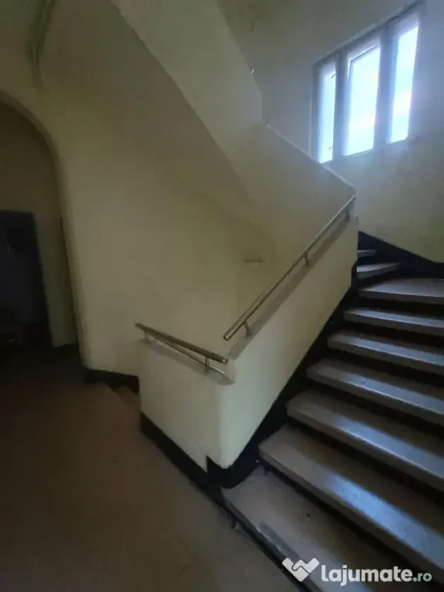 Universitate Cladire de Birouri 10 Euro/mp
