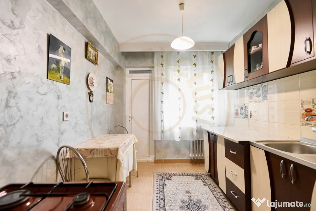 Apartament decomandat 4 camere - etaj intermediar - Cartie