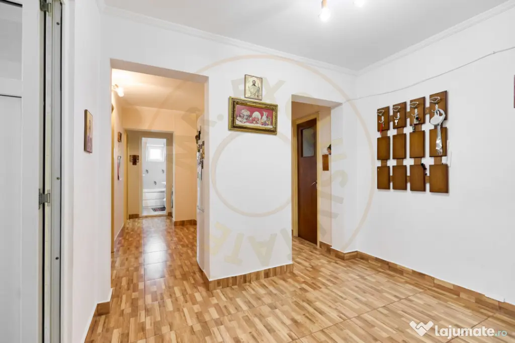 Apartament decomandat 4 camere - etaj intermediar - Cartie