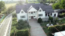 Vila superba 400 m2 cu 5000m2 teren Roznov