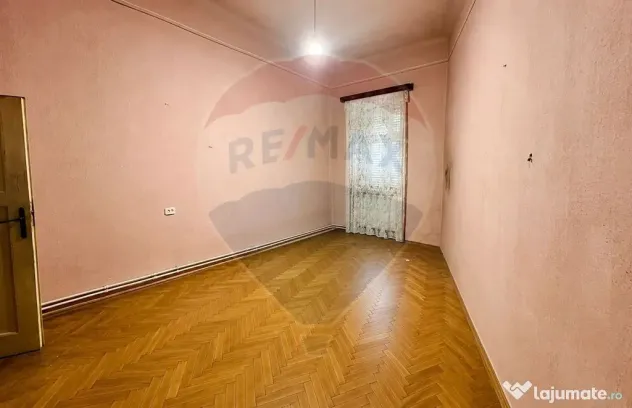 Apartament cu 2 camere de vânzare la curte comune