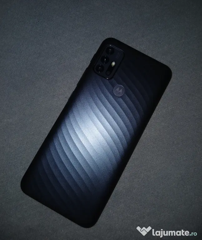 Telefon Motorola Moto G10, 4GB RAM și 64GB stocare.