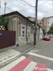 Proprietate cu potențial comercial – casă și teren în zona centrala 