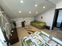 Închiriez apartament la mansarda 