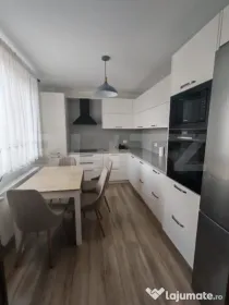 Apartament 3 camere de vanzare cu parcare inclusa, zona Subc