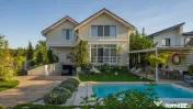 Vila superba cu piscina Otopeni drum privat