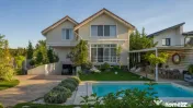 Vila superba cu piscina Otopeni drum privat