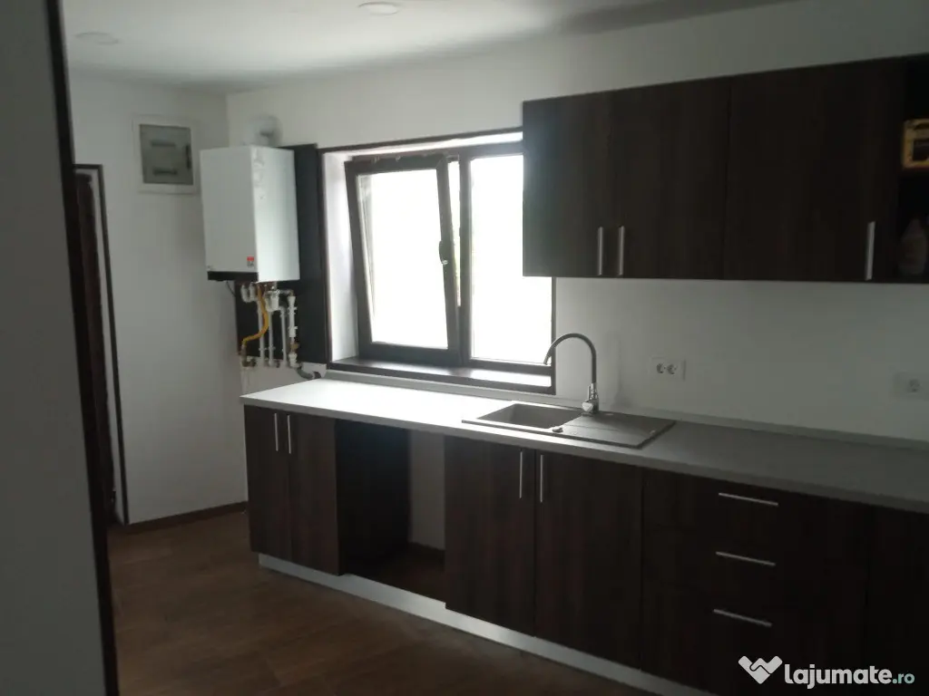 Vând apartament decomandat în Dancu