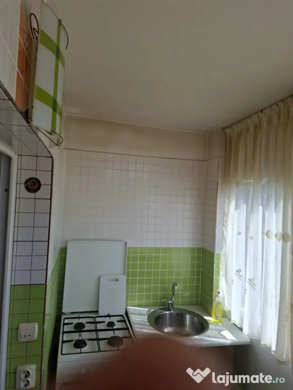 Apartament 2 camere, decomandat Craiovita Școala „Gheorgh