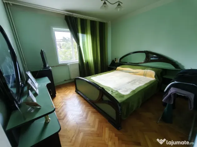 Vând apartament cu 3 camere central
