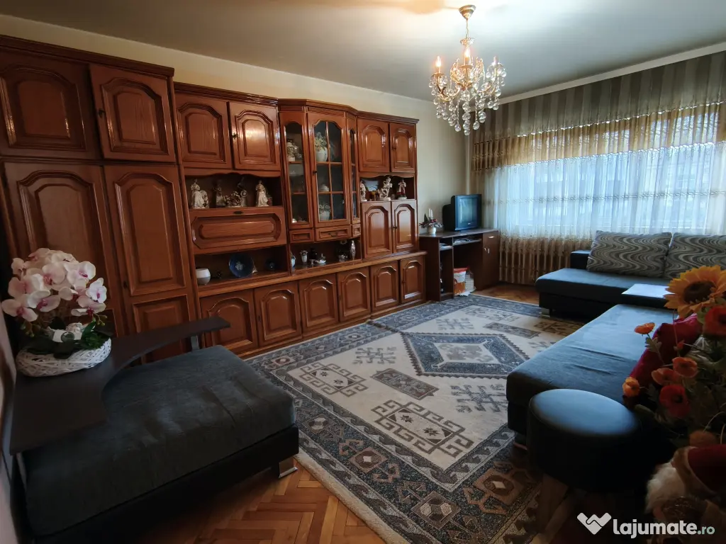 Vând apartament cu 3 camere central